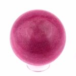 große Rubin Kugel Ø 61 mm in wunderschöner Farbe und Maserung Edelsteine Heilsteine bei Wunderstein24