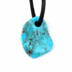 großer Türkis Anhänger Natur gebohrt mit schwarzem Satinband Edelsteine Heilsteine bei Wunderstein24