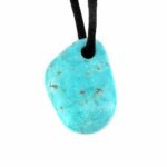 großer Türkis Anhänger Natur gebohrt mit schwarzem Satinband Edelsteine Heilsteine bei Wunderstein24