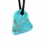 großer Türkis Anhänger Natur gebohrt mit schwarzem Satinband Edelsteine Heilsteine bei Wunderstein24