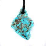 großer Türkis Anhänger Natur gebohrt mit schwarzem Satinband Edelsteine Heilsteine bei Wunderstein24