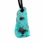 großer Türkis Anhänger Natur gebohrt mit schwarzem Satinband Edelsteine Heilsteine bei Wunderstein24