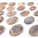 Mondstein Handschmeichler | Massagestein oval Ø 53 – 57 mm Edelsteine Heilsteine bei Wunderstein24