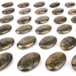 Eldarit | Kabamba Handschmeichler | Massagestein oval Ø 53 – 58 mm Edelsteine Heilsteine bei Wunderstein24