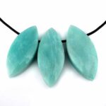 Amazonit Navette Anhänger seitlich gebohrt mit schwarzem Satinband in bester Farbe Edelsteine Heilsteine bei Wunderstein24