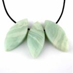 Falkenauge | Tigerauge blau Navette Anhänger seitlich gebohrt mit schwarzem Satinband Edelsteine Heilsteine bei Wunderstein24