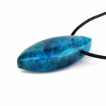 Apatit Navette Anhänger seitlich gebohrt mit schwarzem Satinband Edelsteine Heilsteine bei Wunderstein24