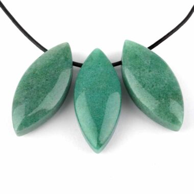 Aventurin grün Navette Anhänger seitlich gebohrt mit schwarzem Satinband Edelsteine Heilsteine bei Wunderstein24