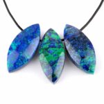 Dumortierit Navette Anhänger seitlich gebohrt mit schwarzem Satinband Edelsteine Heilsteine bei Wunderstein24