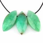 Chrysopras Navette Anhänger seitlich gebohrt mit schwarzem Satinband Edelsteine Heilsteine bei Wunderstein24