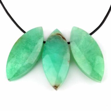 Chrysopras Navette Anhänger seitlich gebohrt mit schwarzem Satinband Edelsteine Heilsteine bei Wunderstein24