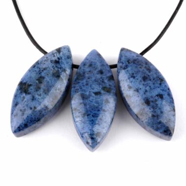 Dumortierit Navette Anhänger seitlich gebohrt mit schwarzem Satinband Edelsteine Heilsteine bei Wunderstein24