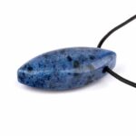 Dumortierit Navette Anhänger seitlich gebohrt mit schwarzem Satinband Edelsteine Heilsteine bei Wunderstein24