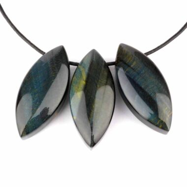 Falkenauge | Tigerauge blau Navette Anhänger seitlich gebohrt mit schwarzem Satinband Edelsteine Heilsteine bei Wunderstein24