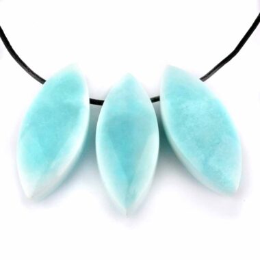 Larimar Navette Anhänger seitlich gebohrt mit schwarzem Satinband Edelsteine Heilsteine bei Wunderstein24