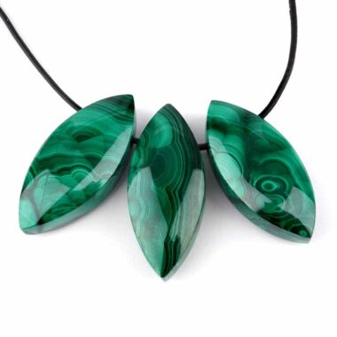Malachit Navette Anhänger seitlich gebohrt mit schwarzem Satinband Edelsteine Heilsteine bei Wunderstein24