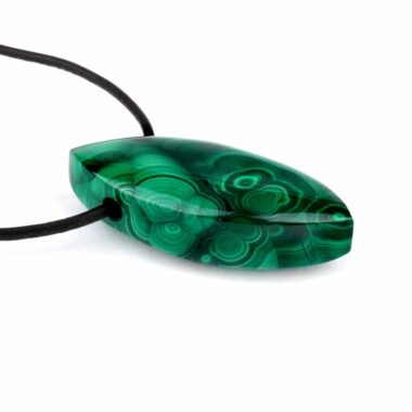 Malachit Navette Anhänger seitlich gebohrt mit schwarzem Satinband Edelsteine Heilsteine bei Wunderstein24