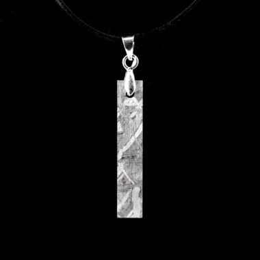 Meteorit Aletai Anhänger mit 925 Sterling-Silber Öse und schwarzem Satinband Edelsteine Heilsteine bei Wunderstein24