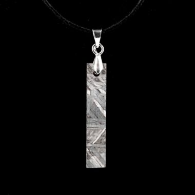 Meteorit Aletai Anhänger mit 925 Sterling-Silber Öse und schwarzem Satinband Edelsteine Heilsteine bei Wunderstein24