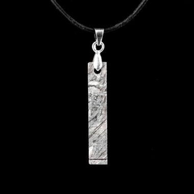 Meteorit Aletai Anhänger mit 925 Sterling-Silber Öse und schwarzem Satinband Edelsteine Heilsteine bei Wunderstein24