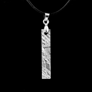 Meteorit Aletai Anhänger mit 925 Sterling-Silber Öse und schwarzem Satinband Edelsteine Heilsteine bei Wunderstein24