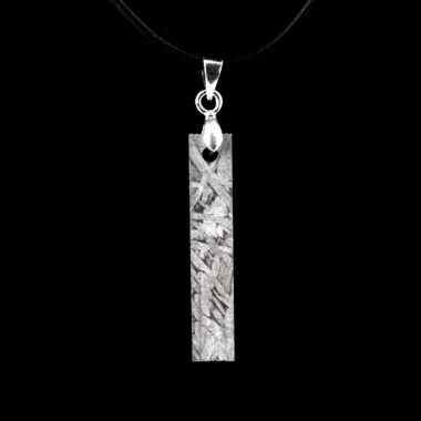 Meteorit Aletai Anhänger mit 925 Sterling-Silber Öse und schwarzem Satinband Edelsteine Heilsteine bei Wunderstein24