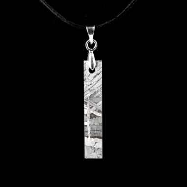 Meteorit Aletai Anhänger mit 925 Sterling-Silber Öse und schwarzem Satinband Edelsteine Heilsteine bei Wunderstein24