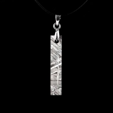 Meteorit Aletai Anhänger mit 925 Sterling-Silber Öse und schwarzem Satinband Edelsteine Heilsteine bei Wunderstein24