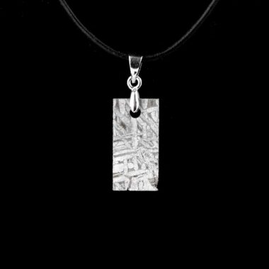 Meteorit Aletai Anhänger mit 925 Sterling-Silber Öse und schwarzem Satinband Edelsteine Heilsteine bei Wunderstein24