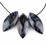 Larimar Navette Anhänger seitlich gebohrt mit schwarzem Satinband Edelsteine Heilsteine bei Wunderstein24