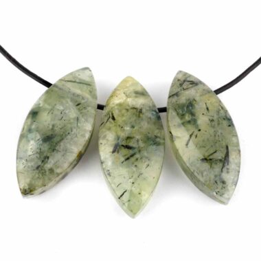 Prehnit Navette Anhänger seitlich gebohrt mit schwarzem Satinband Edelsteine Heilsteine bei Wunderstein24