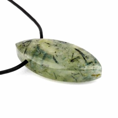 Prehnit Navette Anhänger seitlich gebohrt mit schwarzem Satinband Edelsteine Heilsteine bei Wunderstein24