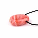 Rhodochrosit Cabochon Anhänger beste Qualität seitlich gebohrt mit schwarzem Satinband Edelsteine Heilsteine bei Wunderstein24