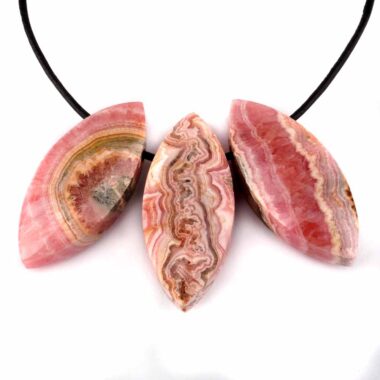 Rhodochrosit Navette Anhänger seitlich gebohrt mit schwarzem Satinband Edelsteine Heilsteine bei Wunderstein24