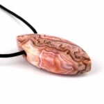 Rhodochrosit Navette Anhänger seitlich gebohrt mit schwarzem Satinband Edelsteine Heilsteine bei Wunderstein24