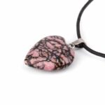 Rhodonit Herz – Anhänger mit silberner Öse Edelsteine Heilsteine bei Wunderstein24