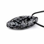 Schneeflocken – Obsidian Navette Anhänger seitlich gebohrt mit schwarzem Satinband Edelsteine Heilsteine bei Wunderstein24