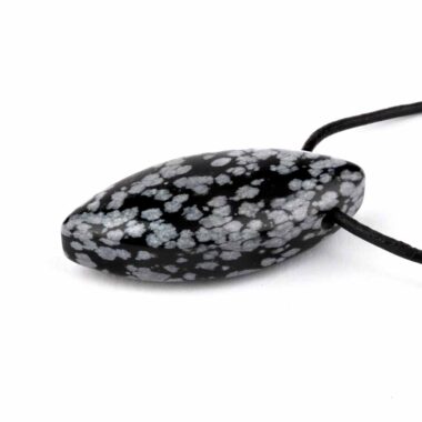 Schneeflocken – Obsidian Navette Anhänger seitlich gebohrt mit schwarzem Satinband Edelsteine Heilsteine bei Wunderstein24