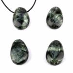 Serafinit Cabochon Anhänger beste Qualität seitlich gebohrt mit schwarzem Satinband Edelsteine Heilsteine bei Wunderstein24