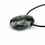 Serafinit Cabochon Anhänger beste Qualität seitlich gebohrt mit schwarzem Satinband Edelsteine Heilsteine bei Wunderstein24