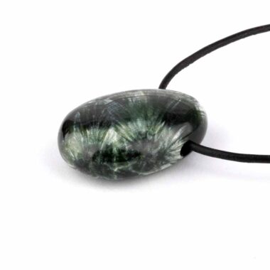 Serafinit Cabochon Anhänger beste Qualität seitlich gebohrt mit schwarzem Satinband Edelsteine Heilsteine bei Wunderstein24