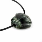 Serafinit Herz Anhänger Ø 20 mm seitlich gebohrt Edelsteine Heilsteine bei Wunderstein24