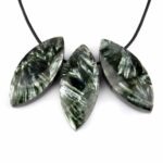 Serafinit Navette Anhänger seitlich gebohrt mit schwarzem Satinband Edelsteine Heilsteine bei Wunderstein24