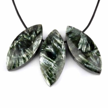 Serafinit Navette Anhänger seitlich gebohrt mit schwarzem Satinband Edelsteine Heilsteine bei Wunderstein24