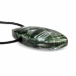 Serafinit Navette Anhänger seitlich gebohrt mit schwarzem Satinband Edelsteine Heilsteine bei Wunderstein24