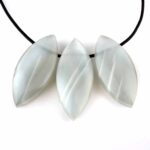 Mondstein silber | hell Navette Anhänger seitlich gebohrt mit schwarzem Satinband Edelsteine Heilsteine bei Wunderstein24