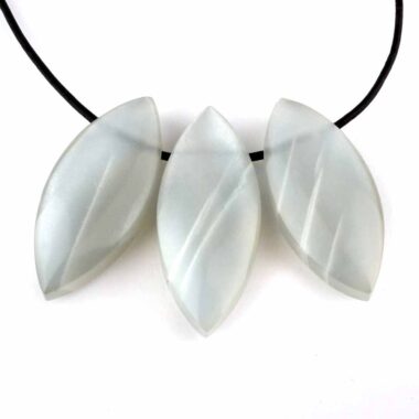 Mondstein silber | hell Navette Anhänger seitlich gebohrt mit schwarzem Satinband Edelsteine Heilsteine bei Wunderstein24