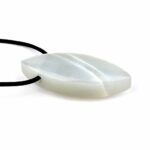 Mondstein silber | hell Navette Anhänger seitlich gebohrt mit schwarzem Satinband Edelsteine Heilsteine bei Wunderstein24