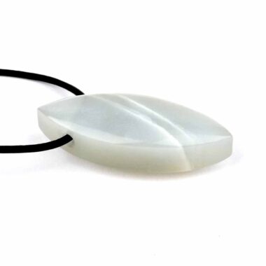 Mondstein silber | hell Navette Anhänger seitlich gebohrt mit schwarzem Satinband Edelsteine Heilsteine bei Wunderstein24 Mondstein silber | hell Navette Anhänger seitlich gebohrt mit schwarzem Satinband Edelsteine Heilsteine bei Wunderstein24