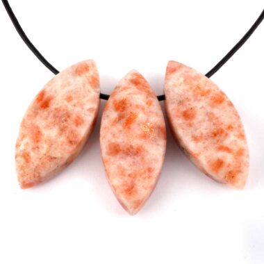 Sonnenstein Navette Anhänger seitlich gebohrt mit schwarzem Satinband Edelsteine Heilsteine bei Wunderstein24